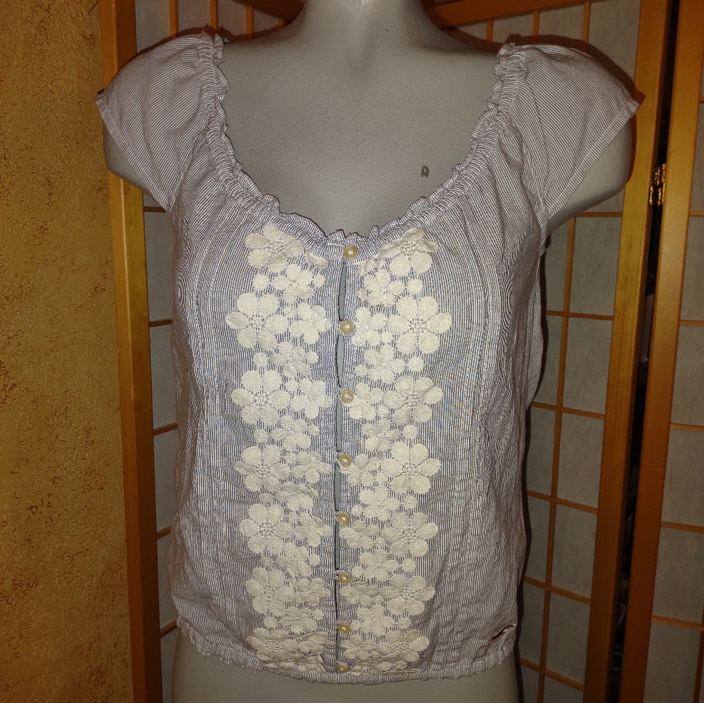 Hollister, NEW, appliqued top, XS.
